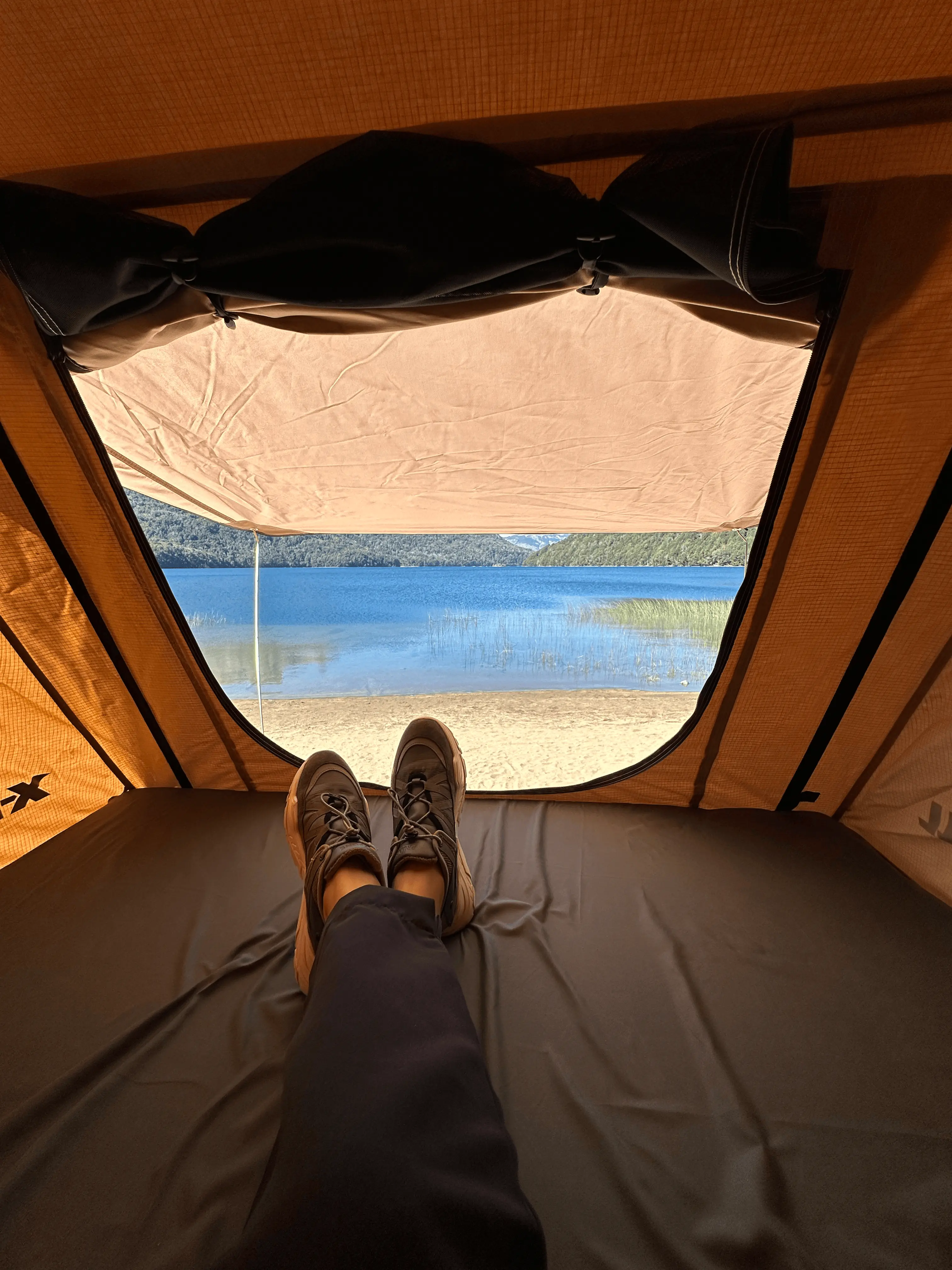 Imagen vista al lago desde la carpa